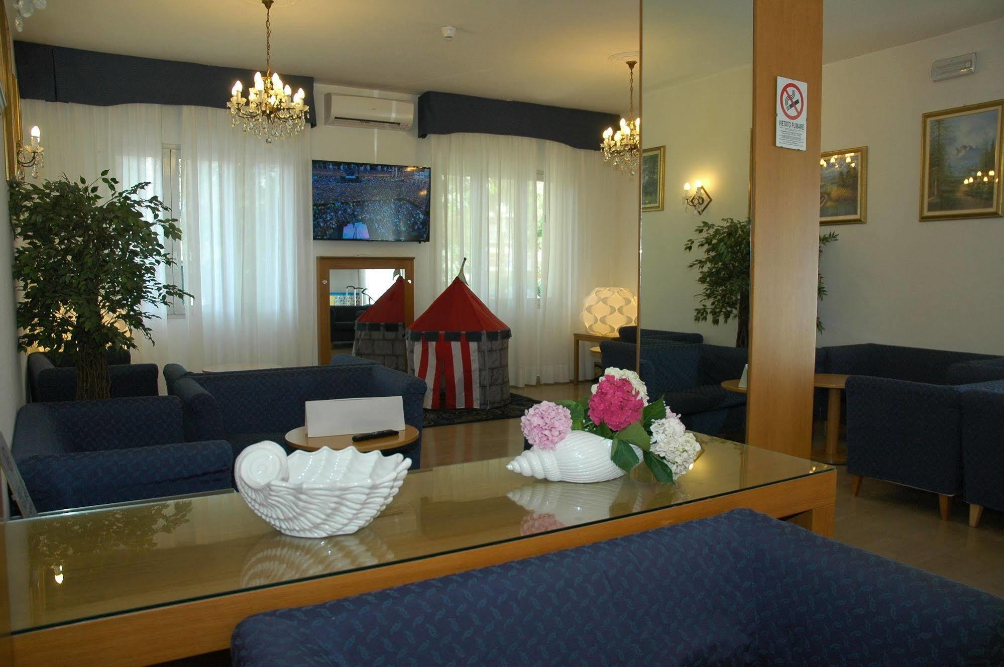Hotel Gloria ลินญาโน ซับเบียโดโร ภายนอก รูปภาพ