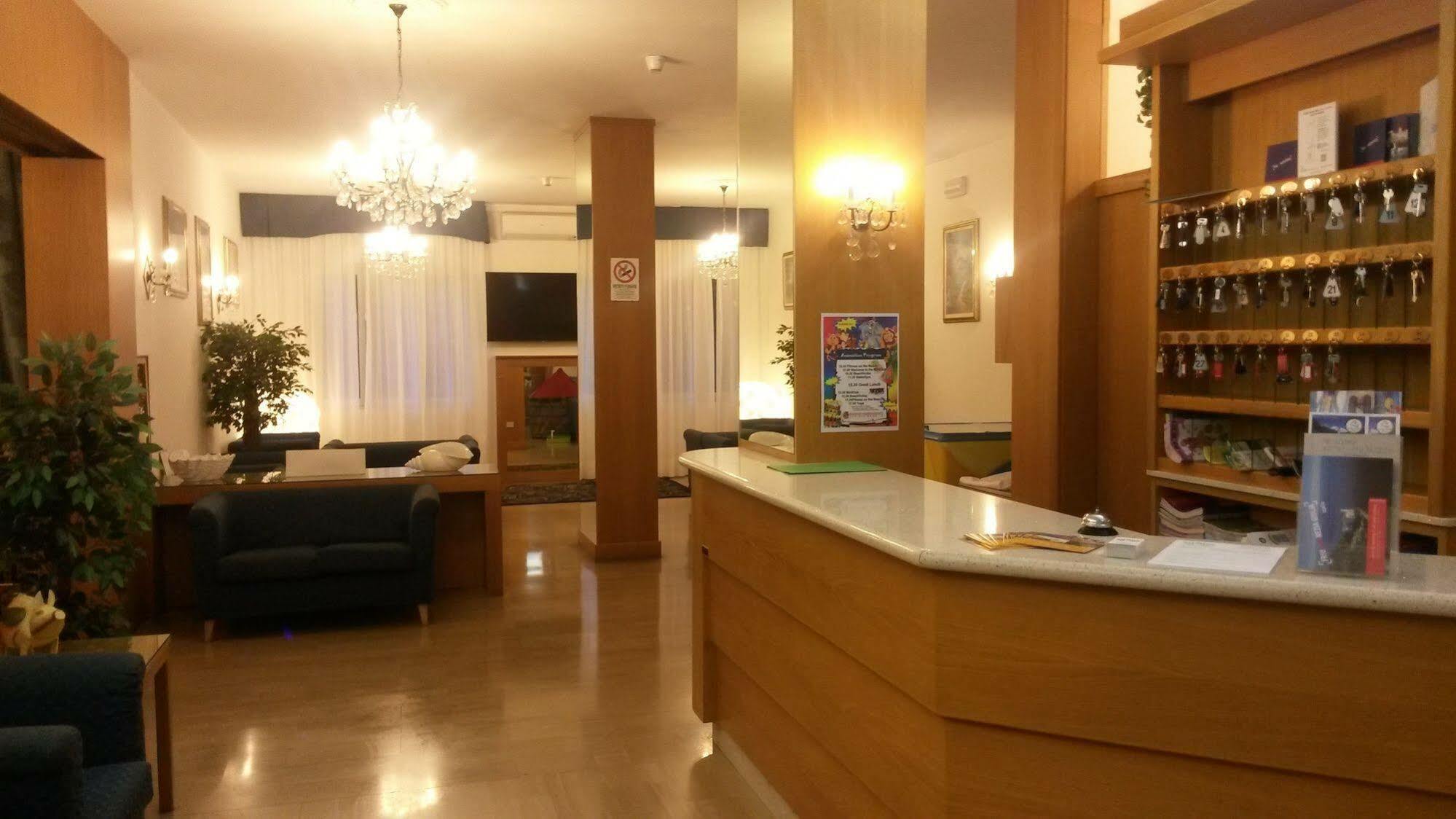 Hotel Gloria ลินญาโน ซับเบียโดโร ภายนอก รูปภาพ